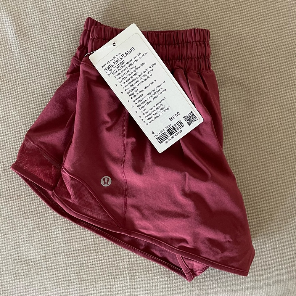 NWT Lululemon Hotty Hot Shorts size 4 2”